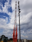 L'acciaio della telecomunicazione ha galvanizzato la torre di Guyed con i sostegni ed il parafulmine