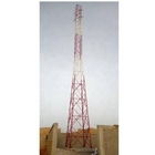 Torre d'acciaio di telecomunicazione di RDS RDU con i sostegni ed il recinto della palizzata