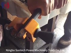 Pinza spelacavi a ganascia regolabile per diverse dimensioni di conduttori