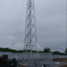 La torre d'acciaio della telecomunicazione con la immersione calda degli accessori relativi ha galvanizzato
