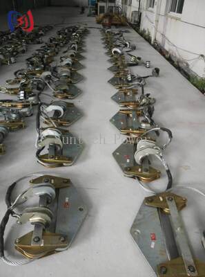 Sollevatore per conduttori a fissione multipla per impieghi gravosi per la movimentazione simultanea di più conduttori e una maggiore sicurezza dei lavoratori