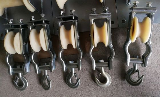 Blocchi di stringa per conduttori con braccio croce angolato montato su un gancio