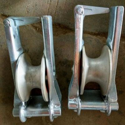 Il braccio dell'incrocio SHCN-2 ha montato il conduttore verso il cielo di seduta Stringing Block della puleggia