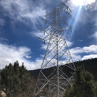 Il cantiere ha galvanizzato la torre elettrica d'acciaio della trasmissione