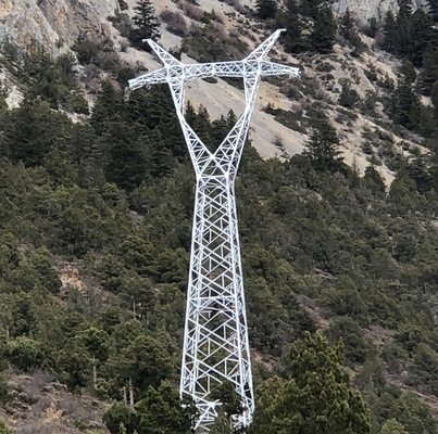 Il cantiere ha galvanizzato la torre elettrica d'acciaio della trasmissione