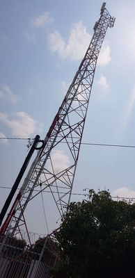 Elettricità dell'acciaio Q235B della torre della grata di telecomunicazione di GSM autosufficiente