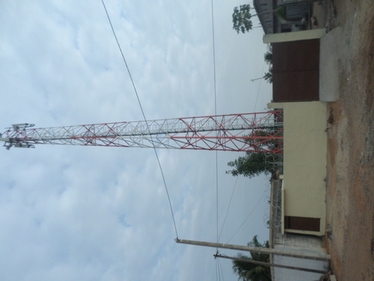 La torre della telecomunicazione dell'antenna 110KV ha galvanizzato la struttura d'acciaio angolare del radar