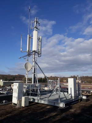 Acciaio superiore galvanizzato della torre Q235 del tetto di Guyed Palo della immersione calda con gli accessori relativi