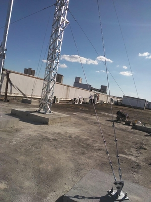 Acciaio superiore galvanizzato della torre Q235 del tetto di Guyed Palo della immersione calda con gli accessori relativi