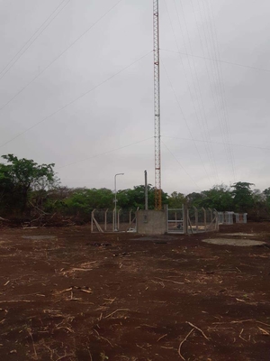L'acciaio della telecomunicazione ha galvanizzato la torre di Guyed con i sostegni ed il parafulmine