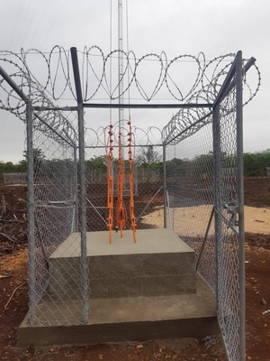 L'acciaio della telecomunicazione ha galvanizzato la torre di Guyed con i sostegni ed il parafulmine