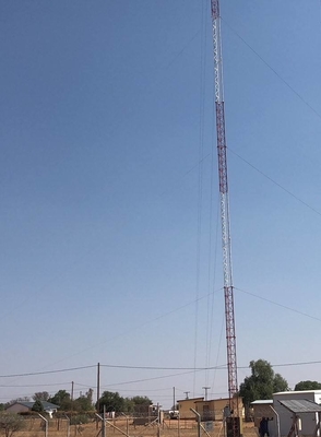 Torre d'acciaio di telecomunicazione della grata dell'albero di Guyed con 72m galvanizzati 92m