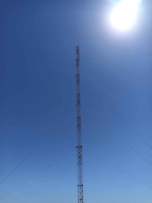 Torre d'acciaio di telecomunicazione della grata dell'albero di Guyed con 72m galvanizzati 92m