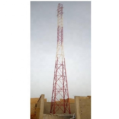 Torre d'acciaio di telecomunicazione di RDS RDU con i sostegni ed il recinto della palizzata