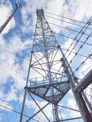 La torre d'acciaio di comunicazione tubolare fornita di gambe 3 ha galvanizzato