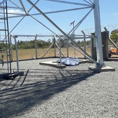 La torre d'acciaio di comunicazione tubolare fornita di gambe 3 ha galvanizzato