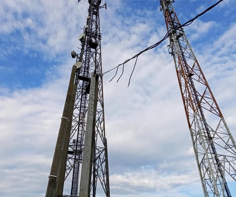 torre tubolare galvanizzata di angolo d'acciaio della immersione calda di 50m con l'arresto di caduta del sostegno