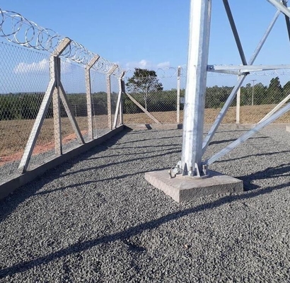 La linea di trasmissione le Telecomunicazioni d'acciaio tubolari si eleva per il cantiere